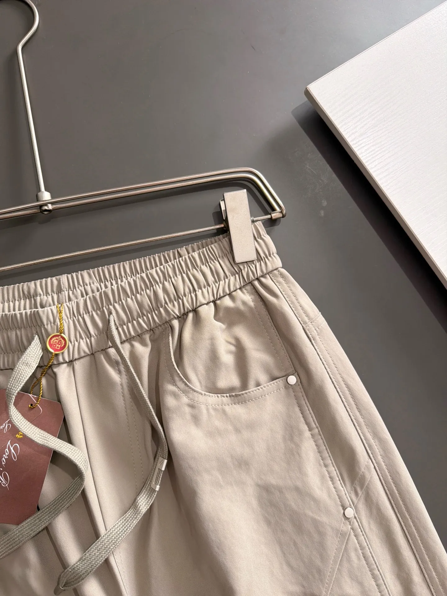 Next day shipment LP high quality Loro Piana 26ss autumn and winter new high-quality trousers Compare real-life details at will A perfect choice for autumn and winter. A must-have item. Sizes: M to 3XL (please state your height and weight when placing an order)